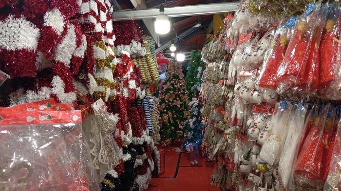 Toko pernak pernik Natal di Jalan A.A Maramis, Kota Manado, Sulawesi Utara
