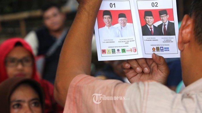 Petugas KPPS melakukan penghitungan surat suara pilpres pada pelaksanaan Pemilu 2019 di TPS 16 yang terendam banjir di RT 04 RW 05, Desa/Kecamatan Dayeuhkolot, Kabupaten Bandung, Rabu (17/4/2019). Meski TPS, akses jalan dan rumah terendam banjir, tapi warga tetap antusias menggunakan hak pilihnya pada Pemilu 2019 ini. Di TPS ini, hasil penghitungan akhir pilpres dimenangkan pasangan Prabowo-Sandi dengan perolehan 117 suara, sedangkan Jokowi-Maruf memperoleh 74 suara dan 5 suara dinyatakan tidak sah.