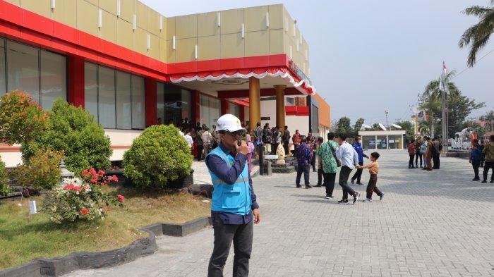 Petugas PLN UP3 Palu saat berkoordinasi mengamankan kelistrikan di lokasi acara kunjungan Wakil Presiden Republik Indonesia