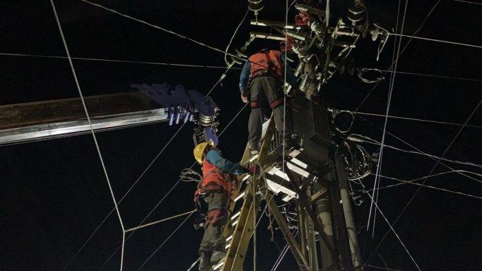 Petugas PLN yang berseragam lengkap dengan helm dan juga peralatan listrik sudah bukan menjadi pemandangan baru