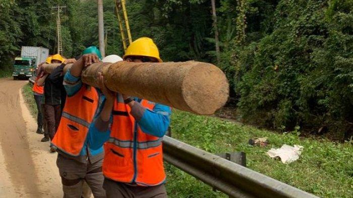 Petugas PLN yang berseragam lengkap dengan helm dan juga peralatan listrik sudah bukan menjadi pemandangan baru