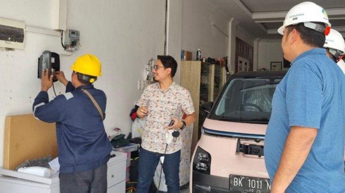 Ilustrasi proses pemasangan instalasi home charging salah satu pelanggan PLN di Medan, Sumatera Utara