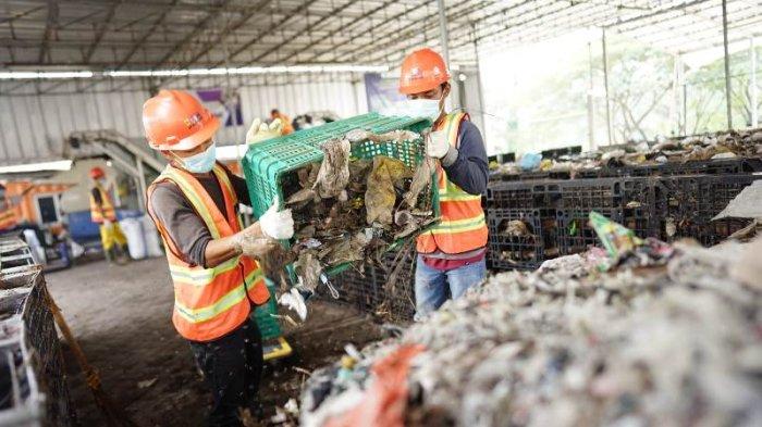 Pekerja di Tempat Pembuangan Sampah Akhir (TPSA) Bagendung, Cilegon, Banten, melakukan pemilahan sampah untuk diproses menjadi Bahan Bakar Jumputan Padat untuk subtitusi batu bara atau co-firing di PLTU yang berlokasi di Provinsi Banten.