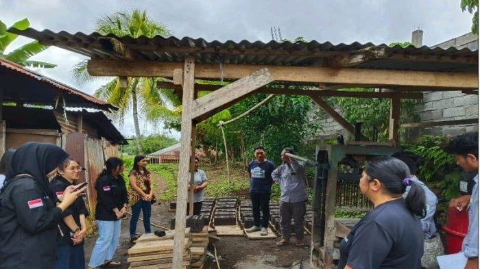 Tim PKM Polimdo dan Unsrat Bekali Inovasi Teknologi Pembuatan Bata Beton di Desa Liwutung Dua
