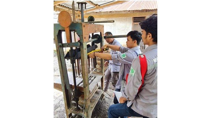 Tim PKM Polimdo dan Unsrat Bekali Inovasi Teknologi Pembuatan Bata Beton di Desa Liwutung Dua