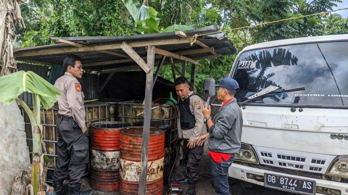Polisi saat menggerebek lokasi penimbunan solar di Kairagi Dua, Mapanget, Manado, Sulawesi Utara.