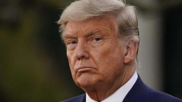Presiden Amerika Serikat Donald Trump mendengarkan dalam acara Operation Warp Speed di Rose Garden, Gedung Putih, Washingtin DC, pada 13 November 2020.