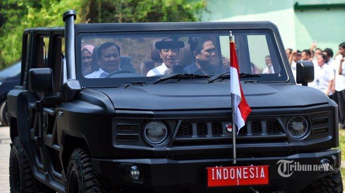 Presiden Republik Indonesia Joko Widodo (Jokowi) dan Ibu Negara Iriana Joko Widodo (belakang) saat menaiki kendaraan taktis ringan Maung yang dikendarai Menteri Pertahanan Prabowo Subianto serta Menteri BUMN Erick Thohir (depan kanan) saat meninjau gudang peluru atau munisi di PT Pindad, Turen, Kabupaten Malang, Jawa Timur, Senin (24/7/2023). Erick dan Gibran masuk figur pendamping Prabowo Subianto maju Pilpres 2024.