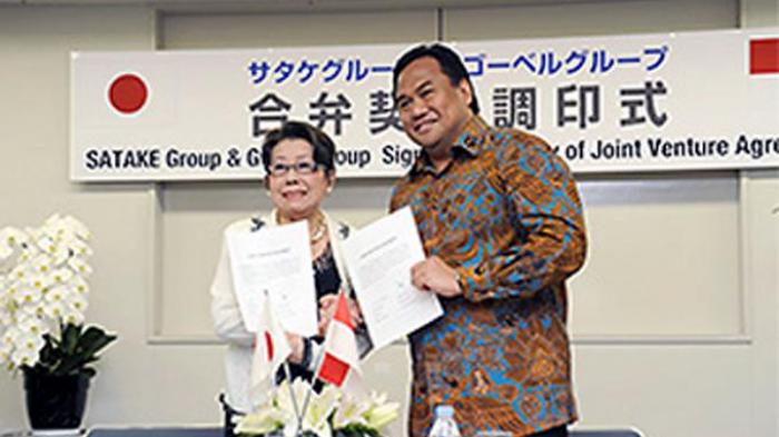 Rachmat Gobel seusai penandatanganan perusahaan patungan dengan Toshiko Satake CEO Satake Corporation.