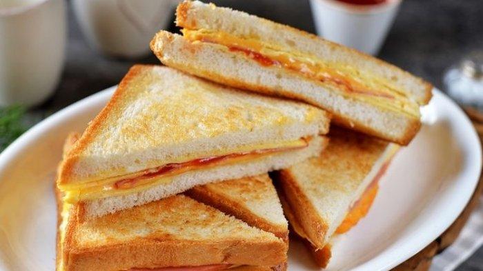 Perakitan sandwich telur dengan lapisan yang sempurna