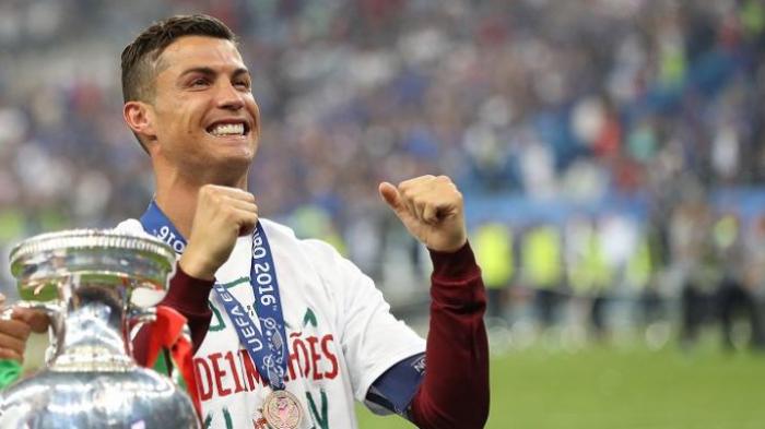 Pemain Portugal, Cristiano Ronaldo, merayakan keberhasilan negaranya dalam menjuarai Piala Eropa 2016 di Stade de France, Saint-Denis, Minggu (10/7/2016) waktu setempat.