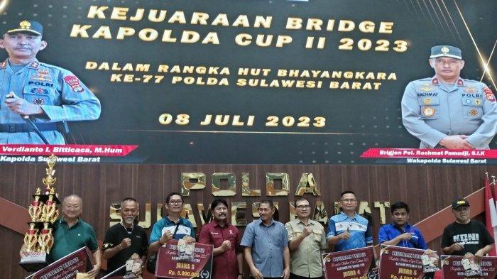 Saat pemenang menerima hadiah di Kejuaraan Bridge Kapolda Cup II Sulawesi Barat