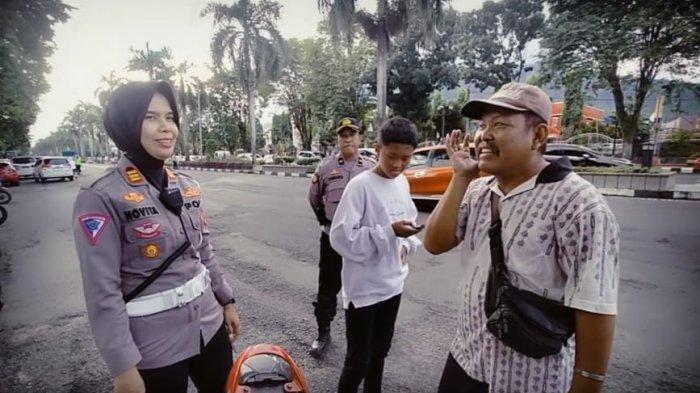 Satlantas Polres Bitung saat melakukan patroli dan penindakan pengguna kendaraan bermotor yang melakukan pelanggaran kasat mata.