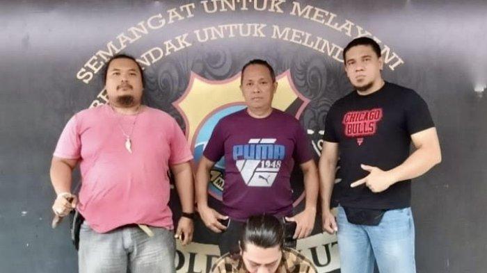 DITANGKAP: Tim Resmob Polres Minahasa di bawah pimpinan Aiptu Chris Frans berhasil menangkap seorang pria terduga pelaku pengancaman dengan menggunakan senjata tajam berupa parang di Desa Leleko, Kecamatan Remboken, Minahasa, Rabu, (16/4/2025).