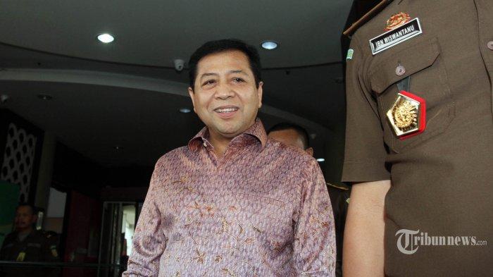 Potret Setya Novanto saat berjalan keluar usai memberikan keterangan kepada Jampidsus di Gedung Bundar Kejaksaan Agung, Jakarta, Kamis (4/2/2016) silam. 
