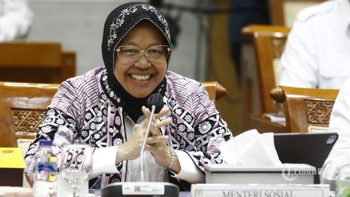 Tri Rismaharini saat melakukan tugas sebagai Menteri Sosial.