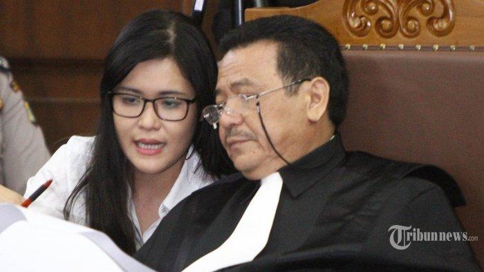 Terdakwa Jessica Kumala Wongso tampil berbeda dengan memakai kacamata saat mengikuti sidang lanjutan di PN Jakarta Pusat, Senin (26/9/2016). Pada sidang pembunuhan Wayan Mirna Salihin kali ini mendengarkan kesaksian dari ahli pidana UII Yogyakarta, Mudzakir.