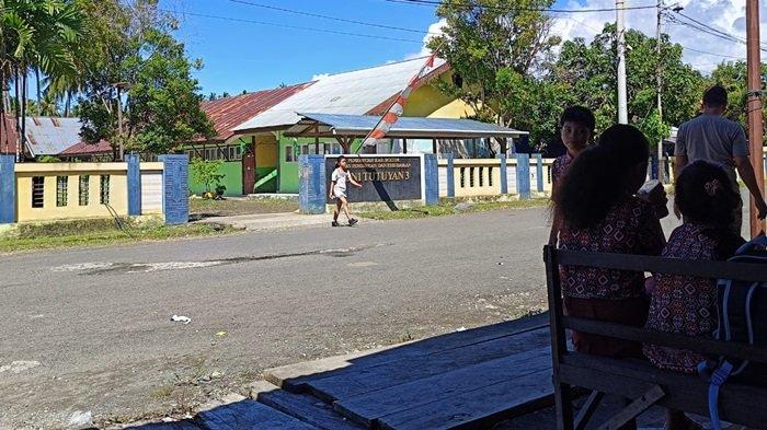 GEMPA DI BOLTIM: Akibat gempa yang terjadi di Kecamatan Tutuyan, Kabupaten Boltim, Sulawesi Utara (Sulut) siswa SDN 1 Tutuyan dipulangkan lebih awal.