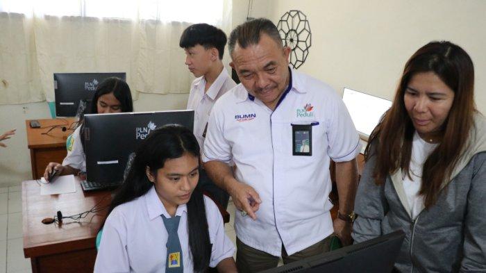 PLN Unit Induk Distrisbusi Suluttenggo melalui program tanggung jawab sosial dan lingkungan menyerahkan bantuan sarana pendidikan SMTK Berea Tondano