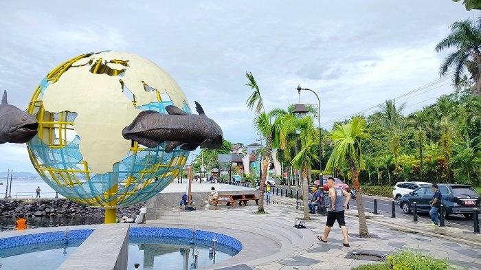 Suasana Malalayang Beach Walk Manado di hari libur.