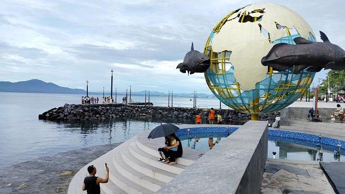 Suasana Malalayang Beach Walk Manado di hari libur.