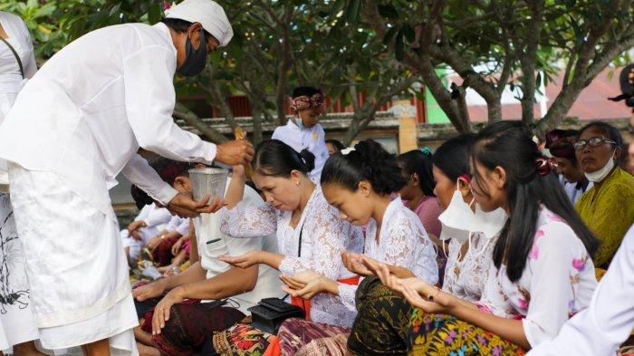 Perayaan Galungan di Bali sebagai contoh kegiatan keagamaan umat Hindu