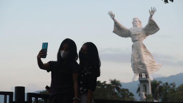 Suasana wisata religi di spot pengamatan Monumen Yesus Memberkati, Kota Manado, Sulawesi Utara, Selasa (12/10/2021).