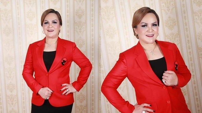 Syerly Adelyn Sompotan Pakai Baju PDI-P