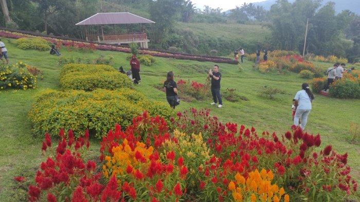 Taman wisata Pelangi di Kakaskasen, Tomohon, Sulut menawarkan keindahan pemandangan di kaki Gunung Lokon.