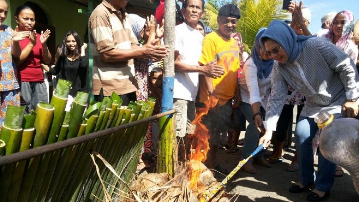 Wali Kota Kotamobagu Tatong Bara membakar Binarundak (nasi dalam bambu) di Kelurahan Motoboi Besar, Selasa (21/7).