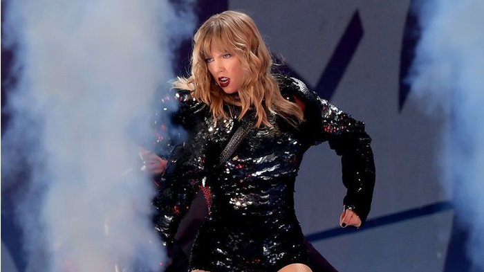 PenyanyiTaylor Swift tampil panggung pada malam pembukaan konser tur Reputation Stadium 2018 yang digelar di University of Phoenix Stadium, Glendale, Arizona, pada 8 Mei 2018.