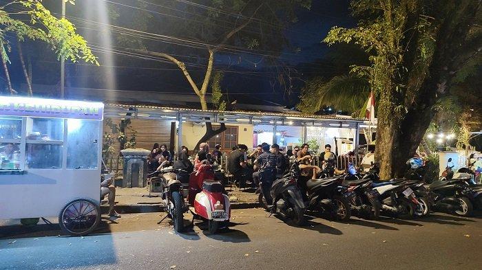 Tempat wisata kuliner di jalan Flamboyan, Kecamatan Sario, Kota Manado, Sulawesi Utara, selalu ramai pengunjung setiap malam.