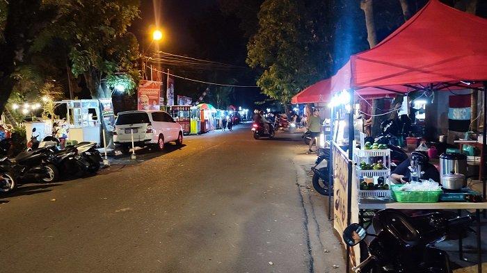 Tempat wisata kuliner di jalan Flamboyan, Kecamatan Sario, Kota Manado, Sulawesi Utara, selalu ramai pengunjung setiap malam.