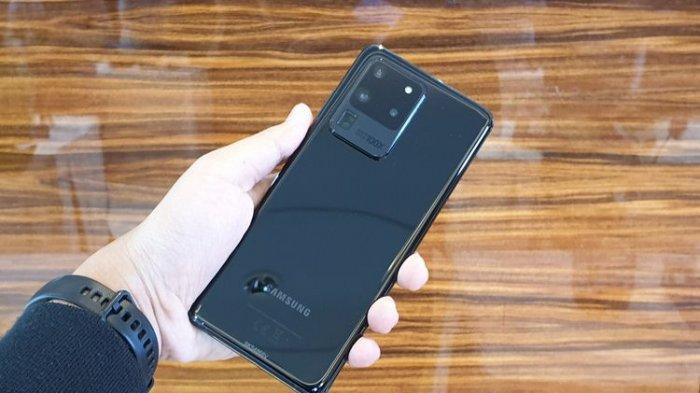 Penampakan Samsung Galaxy S20 Ultra dalam genggaman.