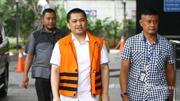 Tersangka Aditya Moha yang juga merupakan anggota Komisi XI DPR dari Fraksi Partai Golkar tiba untuk menjalani pemeriksaan di gedung KPK, Jakarta, Kamis (12/10/2017). Aditya menjalani pemeriksaan lanjutan terkait kasus dugaan suap hakim untuk mengamankan putusan banding Marlina Moha yang merupakan ibu dari Aditya Moha. TRIBUNNEWS/HERUDIN