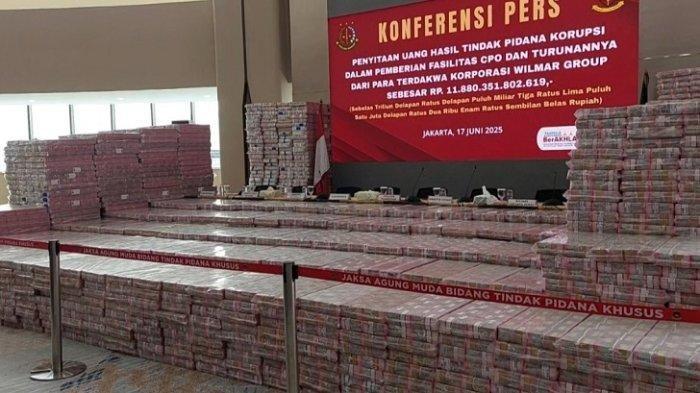 SITA UANG - Penampakan tumpukan uang Rp 2 Triliun dari total Rp 11,8 triliun yang berhasil disita Kejaksaan Agung dari terdakwa korporasi Wilmar Group, Selasa (17/6/2025). Kapuspenkum Kejagung Harli Siregar mengatakan, bahwa penyitaan uang tunai Rp 11,8 triliun yang berhasil dilakukan jadi yang terbesar sepanjang sejarah.