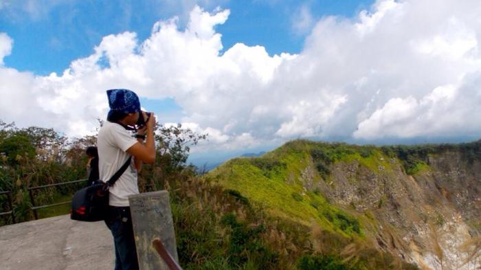 Seorang pengunjung mengabadikan foto Kawah Gunung Mahawu. (TRIBUNMANADO/FRANSISKA NOEL)