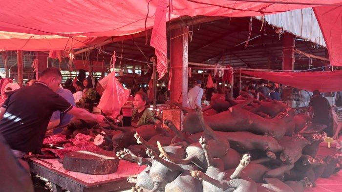 DAGING ANJING - Tumpukan daging anjing yang dijual di Pasar Beriman Tomohon, Sulawesi Utara, menjelang malam tahun baru 2025, 31 Januari 2024. Menjelang hari raya keagamaan dan tradisi, penjualan daging anjing dan kucing di Pasar Ekstrem Tomohon meningkat.