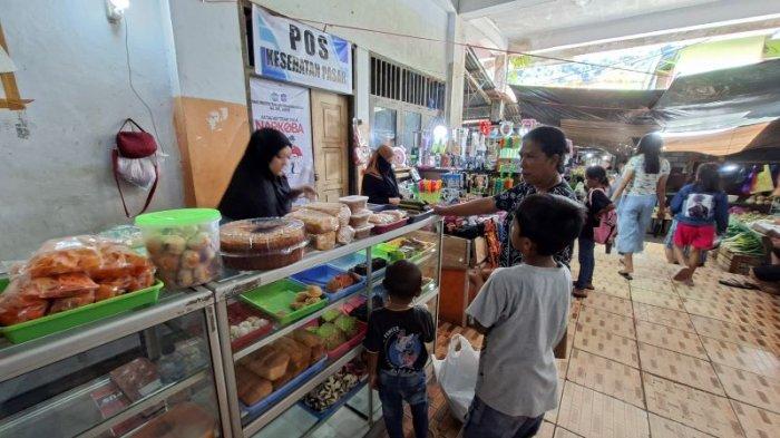 PENJUAL KUE - Penjual kue basah di Pasar Towo'e, Kepulauan Sangihe, Sulawesi Utara. Kue andalan Multia Dewi Badaruddin adalah sus dan balapis.