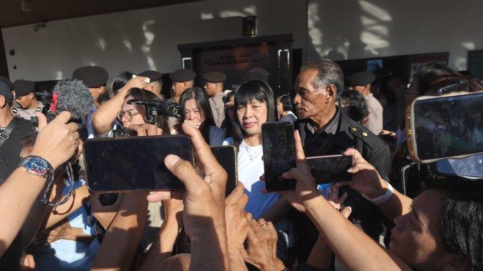 SIDANG PRAPERADILAN - Kuasa Hukum AGK, Zemmy Leihitu, usai sidang praperadilan kasus korupsi dana hibah Pemprov Sulawesi Utara ke GMIM dengan tersangka Asiano Gammy Kawatu di Pengadilan Negeri Manado, Senin (16/6/2025).