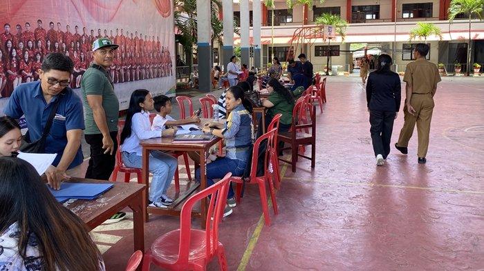 SUASANA – Para calon siswa baru SMA Negeri 1 Manado didampingi orang tua terlihat mengantre di area administrasi sekolah, Selasa (24/6/2025). Berikut daftar dokumen penting yang wajib dibawa saat mendaftar