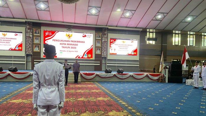 Wali Kota Manado Andrei Angouw mengukuhkan paskibraka Tahun 2023 di aula serbaguna Kantor Wali Kota, Manado, Sulawesi Utara, Senin (14/8/2023).