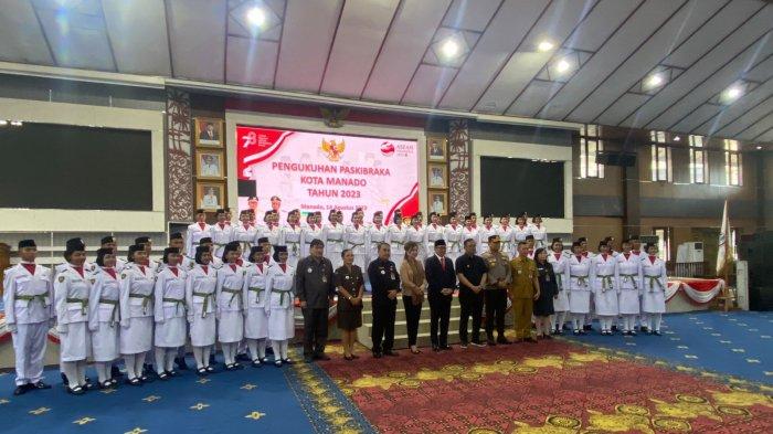 Wali Kota Manado Andrei Angouw mengukuhkan paskibraka Tahun 2023 di aula serbaguna Kantor Wali Kota, Manado, Sulawesi Utara, Senin (14/8/2023).