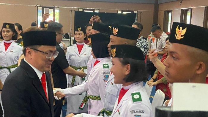 Wali Kota Manado Andrei Angouw mengukuhkan paskibraka Tahun 2023 di aula serbaguna Kantor Wali Kota, Manado, Sulawesi Utara, Senin (14/8/2023).