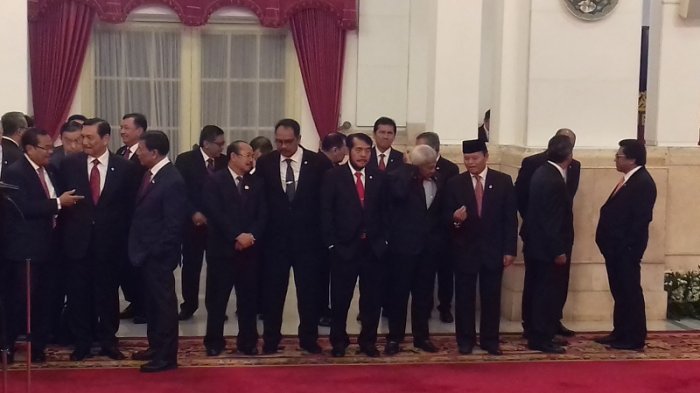 Menkopolkam Wiranto berada di jajaran kiri sedang ngobrol dengan Luhut Panjaitan, sedangkan Oesman Sapta Odang berdiri paling kanan, saat pelantikan menteri baru kabinet Jokowi, Rabu (17/1/2018)