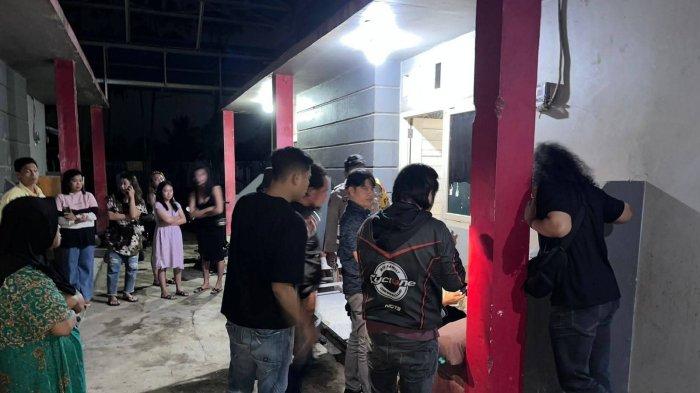 TKP PEMBUNUHAN - Polisi saat olah TKP suami tikam istri di Jalan Ibantong, Kelurahan Sinindian, Kecamatan Kotamobagu Timur, Kota Kotamobagu, Sulawesi Utara, Minggu (22/6/2025). Korban sempat dilarikan ke RSUD Kotamobagu namun nyawanya tak tertolong. (Dok. Polres Kotamobagu)