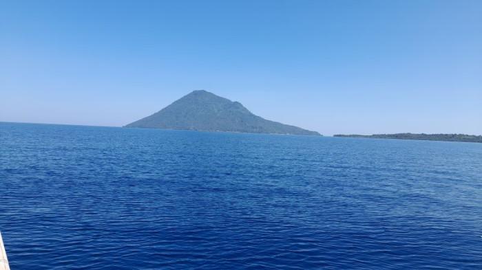 GUNUNG - Gunung Manado Tua, Sulawesi Utara. Warga menyebut kera masih menghuni Gunung Manado Tua.