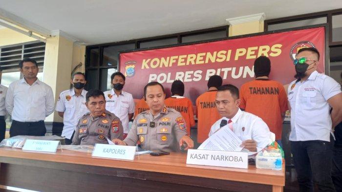 KONFERENSI PERS NARKOBA - Kapolres AKBP Albert Zai, Kasat Narkoba Polres Bitung Iptu Trivo Datukramat, dan Kasi Humas Polres Bitung Iptu Natip Anggai saat konferensi pers kasus peredaran narkoba di Mapolres Bitung, Sulawesi Utara, Senin (17/3/2025). Empat tersangka dan barang bukti dihadirkan.