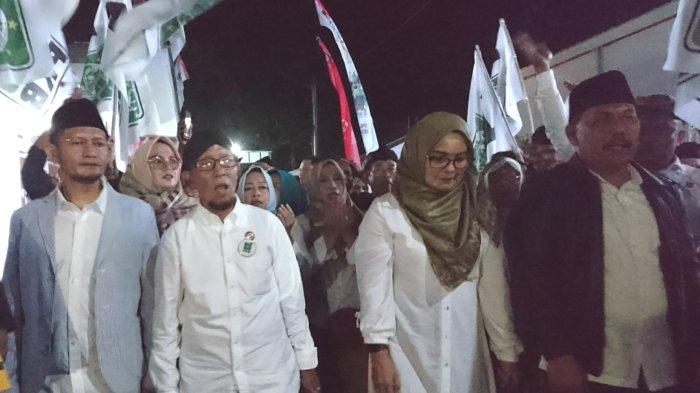 Budi Setiyahadi dan Susilowati saat diantar menuju lokasi pendaftaran di KPU Tulungagung. 