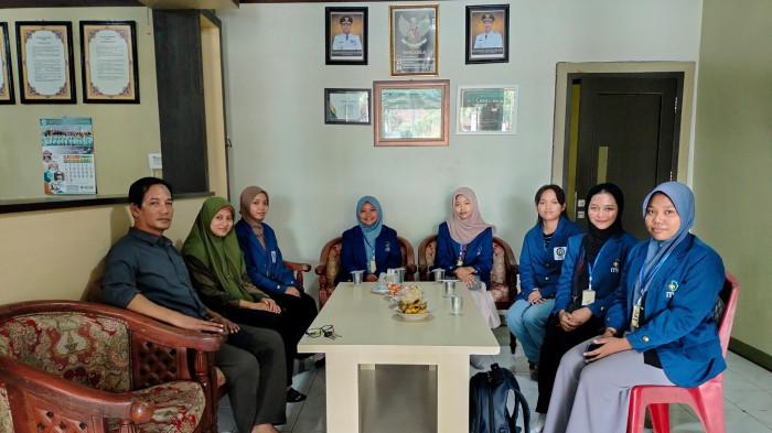 Foto Tim KKN ITS Bersama Kepala Desa SIwalan Panceng Gresik